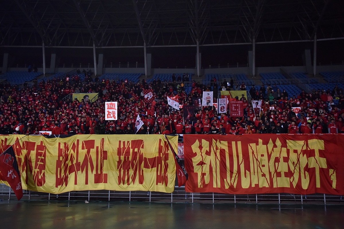 包含浴血奋战：中国队团结一心，攀登巅峰的词条
